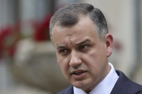 Eugen Tomac discutând despre votul de încredere în Parlament.