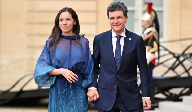 Mirabela Grădinaru și Nicușor Dan la un eveniment public, îmbrăcați elegant.