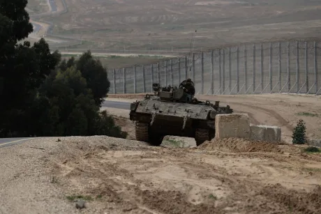 Tanc israelian în apropierea graniței cu Fâșia Gaza, pregătit pentru acțiuni militare.