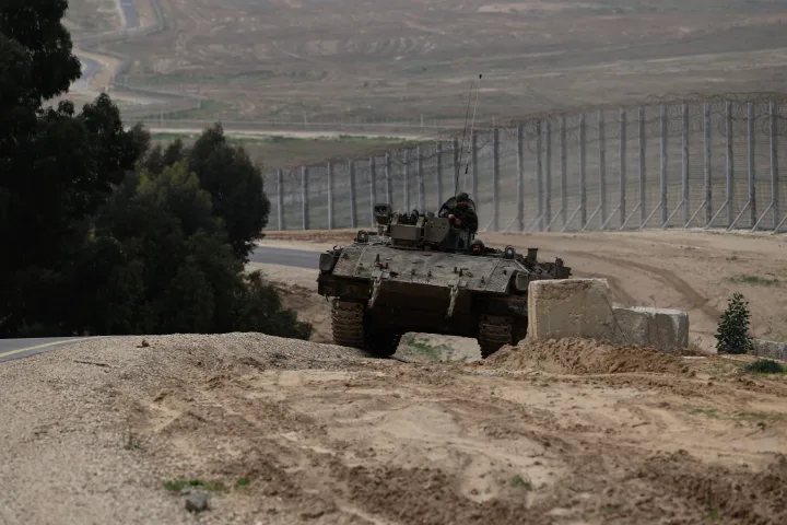 Tanc israelian în apropierea graniței cu Fâșia Gaza, pregătit pentru acțiuni militare.
