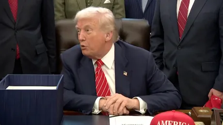 Donald Trump discutând despre schimbarea de regim în Iran și implicațiile internaționale.