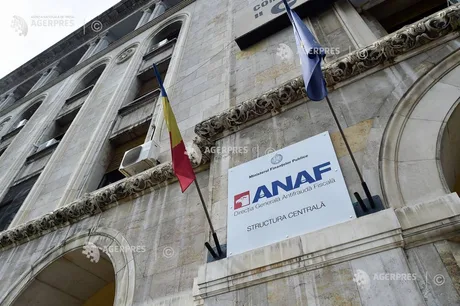 Clădirea ANAF cu steaguri românești, simbol al digitalizării fiscale.