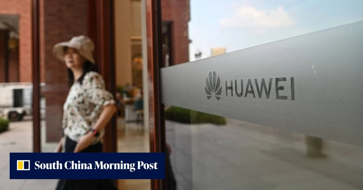 Logo Huawei pe un geam, cu o persoană în fundal.