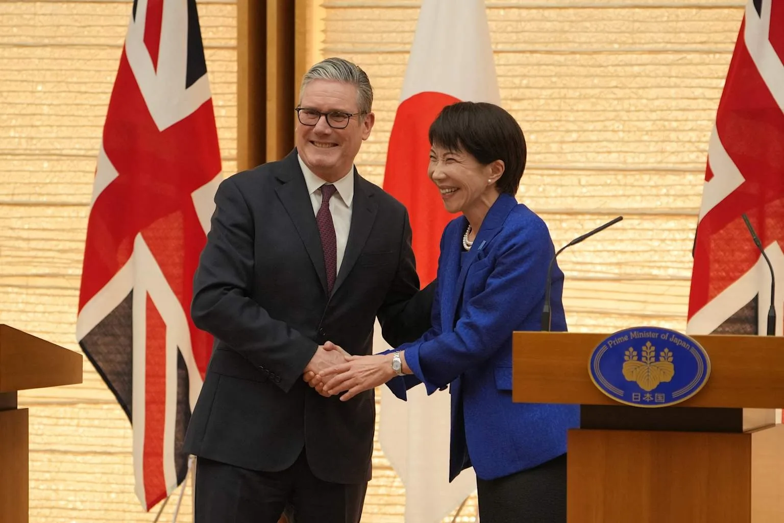 Reprezentanți ai Japoniei și Marii Britanii discutând despre parteneriate strategice.