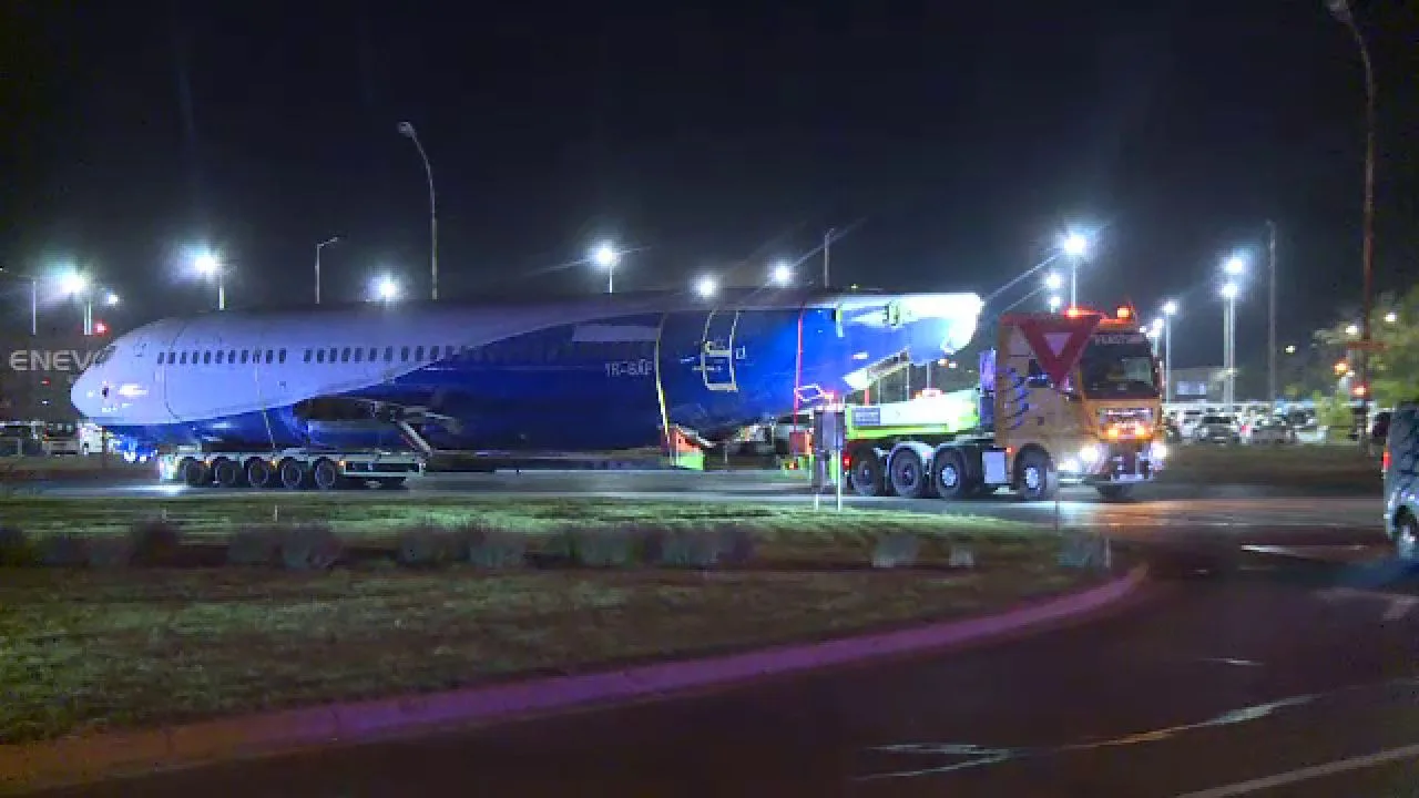 Aeronava Blue Air transportată pe DN1, blocată sub un pod la Balotești.