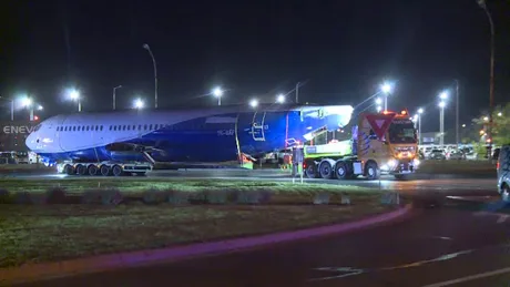 Aeronava Blue Air transportată pe DN1, blocată sub un pod la Balotești.