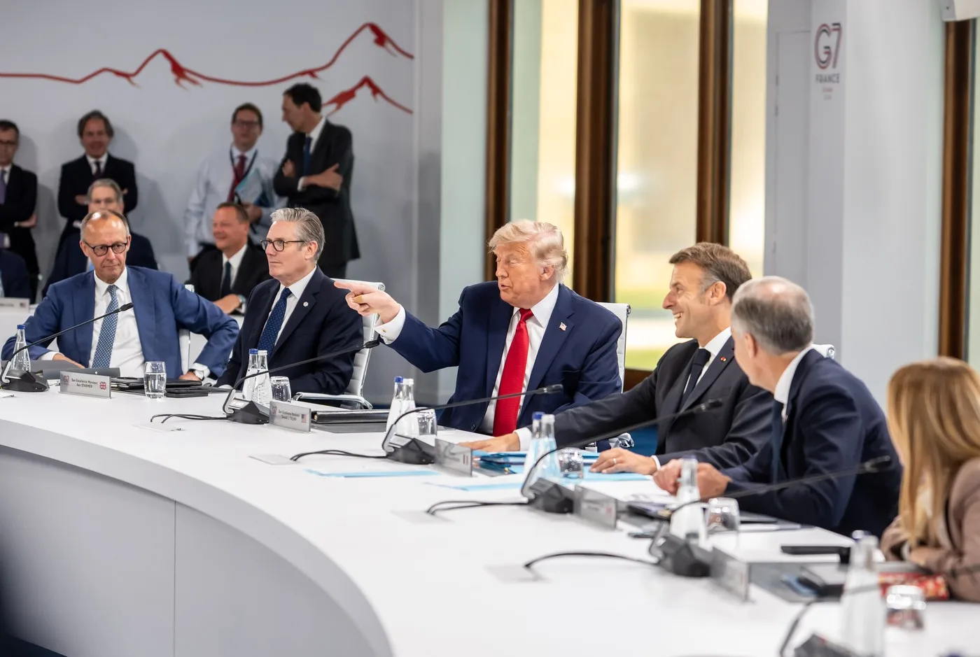 Lideri europeni discutând despre securitate la summitul G7, evidențiind diviziunile interne.