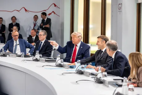 Lideri europeni discutând despre securitate la summitul G7, evidențiind diviziunile interne.