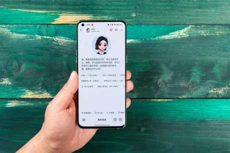 Ecranul unui telefon arată un profil generat de IA.