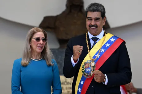 Nicolás Maduro și Cilia Flores la o ceremonie oficială, discutând despre imunitatea de stat.