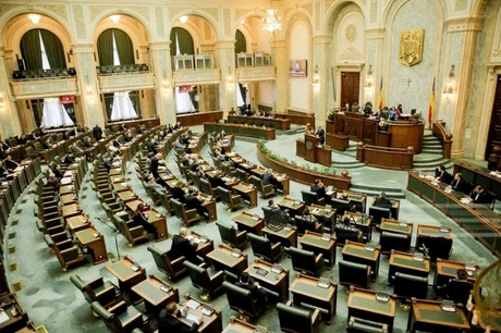 Sala de ședințe a Senatului României, cu bănci și mese aranjate.