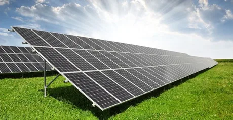 Panouri fotovoltaice pe câmp, captând energia solară pentru producție verde.