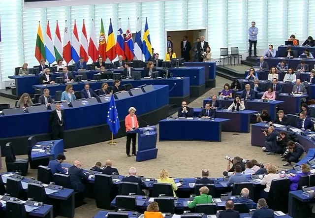 Ursula von der Leyen susține un discurs în Parlamentul European, abordând securitatea UE.