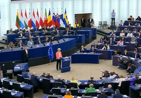Ursula von der Leyen susține un discurs în Parlamentul European, abordând securitatea UE.