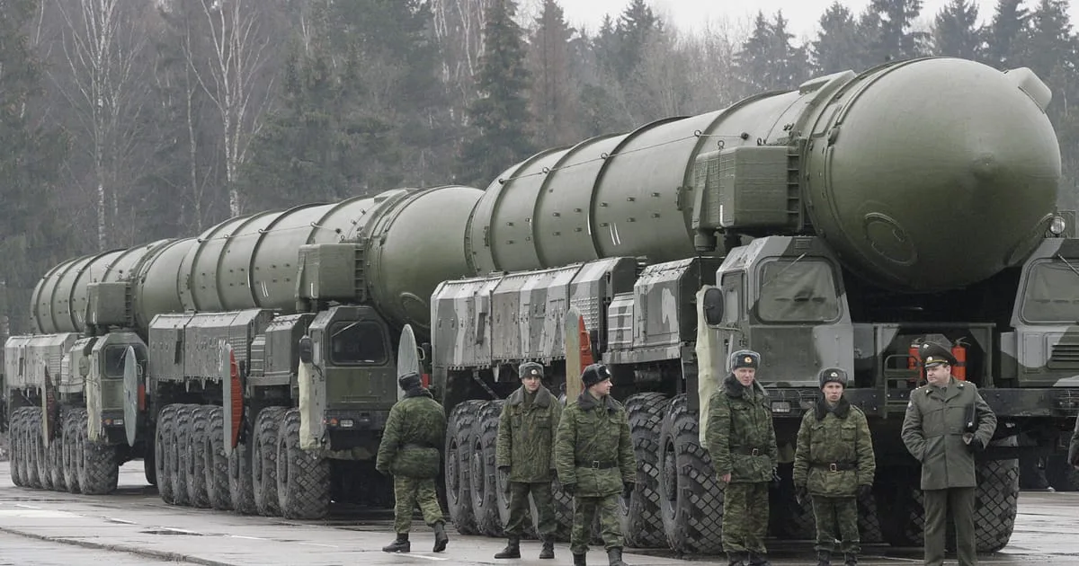 Trupe rusești lângă rachete nucleare pe platforme mobile în timpul exercițiilor militare.