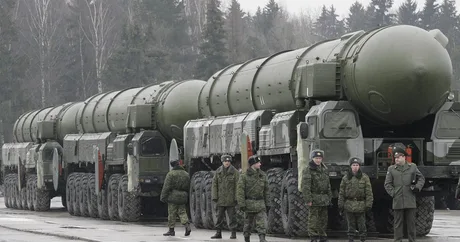 Trupe rusești lângă rachete nucleare pe platforme mobile în timpul exercițiilor militare.