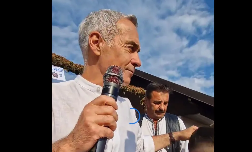 Călin Georgescu vorbește susținut de mulțime la Târgul de la Domnești.
