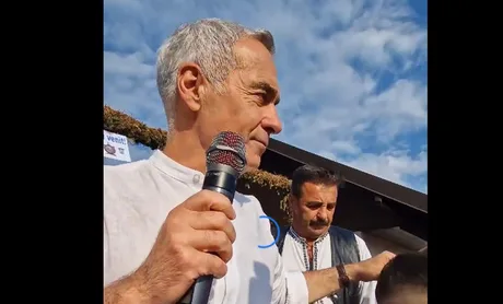 Călin Georgescu vorbește susținut de mulțime la Târgul de la Domnești.