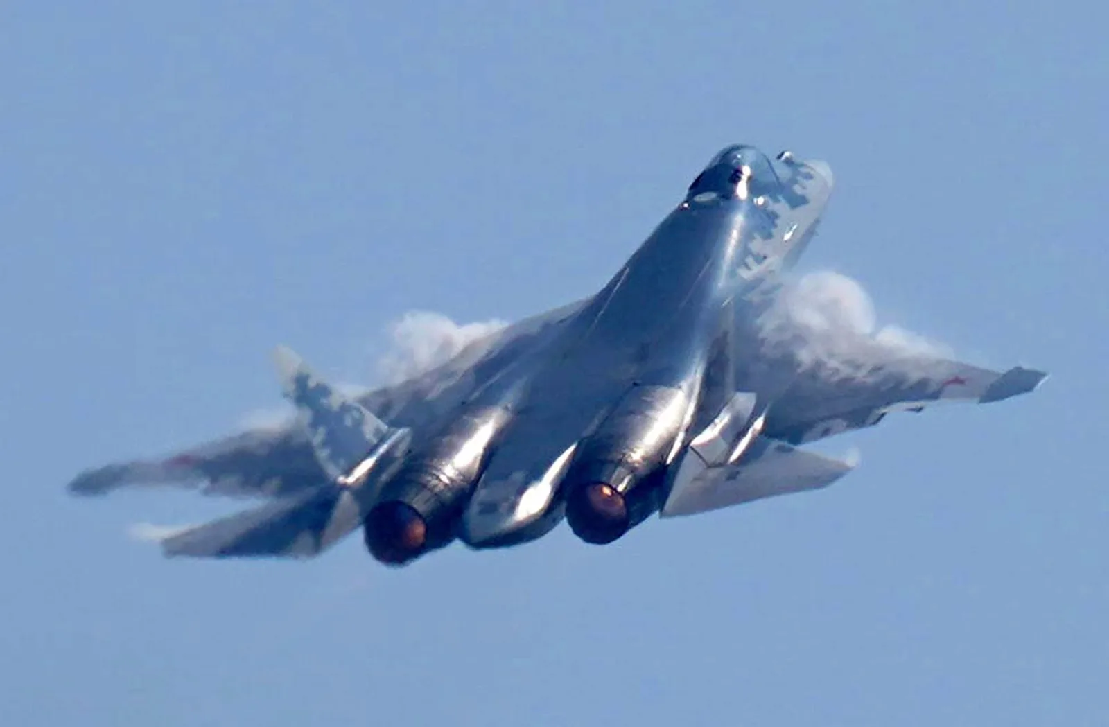 Avion Su-57 în zbor, demonstrând tehnologia avansată de apărare.
