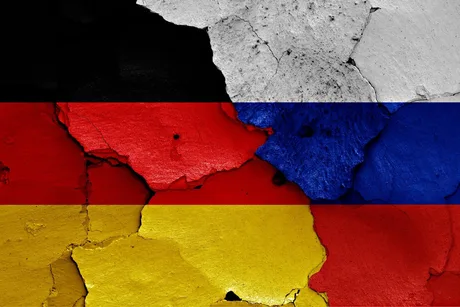 Steaguri ale Germaniei și Rusiei pe un fundal crăpat, simbolizând tensiuni geopolitice.