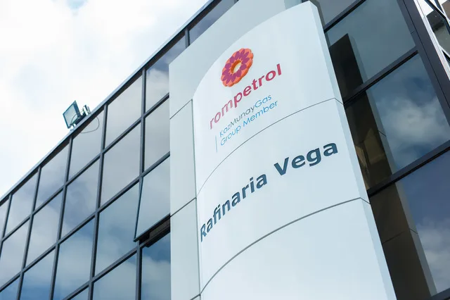 Clădirea rafinăriei Vega din Ploiești, simbol al industriei românești.