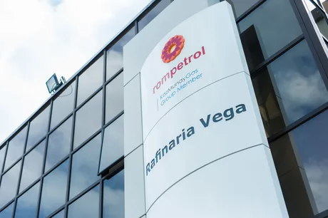 Clădirea rafinăriei Vega din Ploiești, simbol al industriei românești.