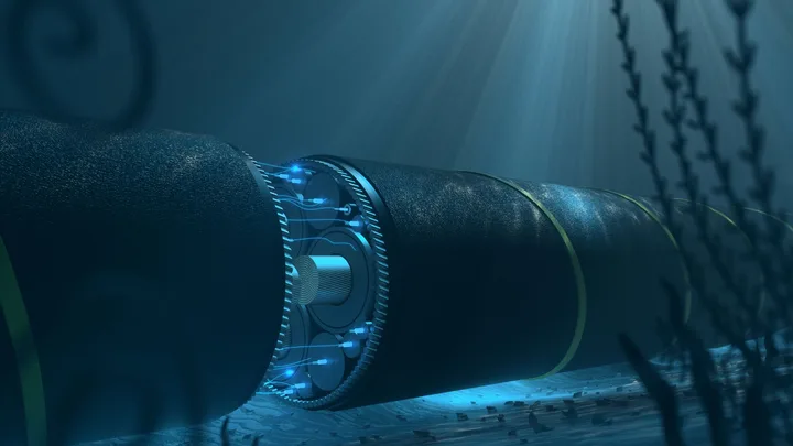 Cabluri submarine de fibră optică pe fundul mării, esențiale pentru comunicații globale.