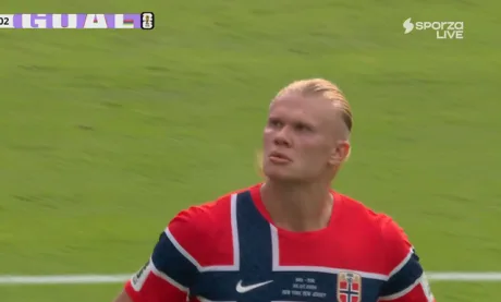 Erling Haaland sărbătorește victoria Norvegiei împotriva Braziliei la Cupa Mondială.