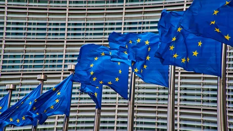 Steaguri ale Uniunii Europene fluturând în fața clădirii Comisiei Europene.