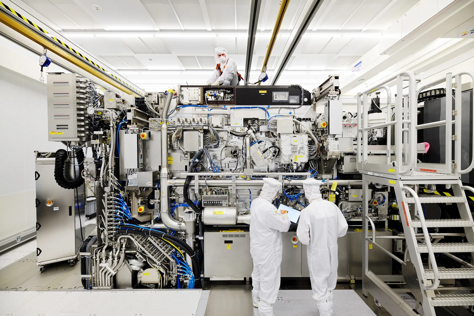 Echipamente avansate pentru producția de cipuri semiconductoare în fabrică.