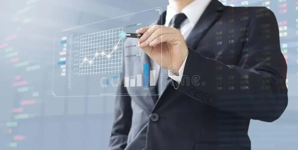 Un bărbat în costum analizează grafice financiare pe un ecran digital.