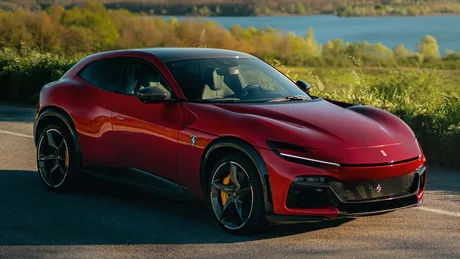 Ferrari Purosangue Handling Speciale, SUV de lux cu motor V12, pe drum.