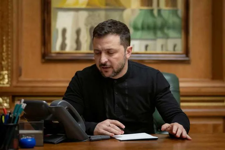 Zelenski discutând despre o întâlnire cu Putin la telefon.