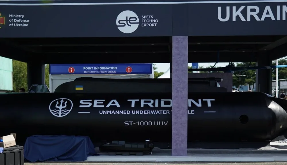 Drona subacvatică Sea Trident expusă la Eurosatory, evidențiind tehnologia avansată.