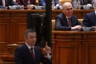 George Simion în timpul unei sesiuni parlamentare, discutând inițiativele AUR.