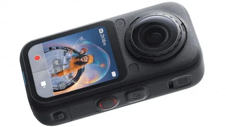 Camera Insta360 X6 cu design compact și specificații avansate.
