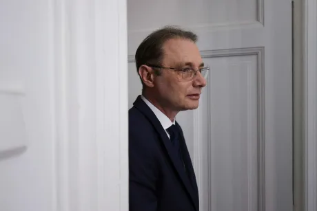 Luca Niculescu discutând despre formarea noului guvern în contextul crizei politice.