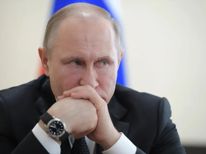 Vladimir Putin cu mâinile la bărbie, reflectând la situația actuală.