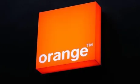Logo-ul Orange România pe fundal negru, simbolizând inovația în telecomunicații.
