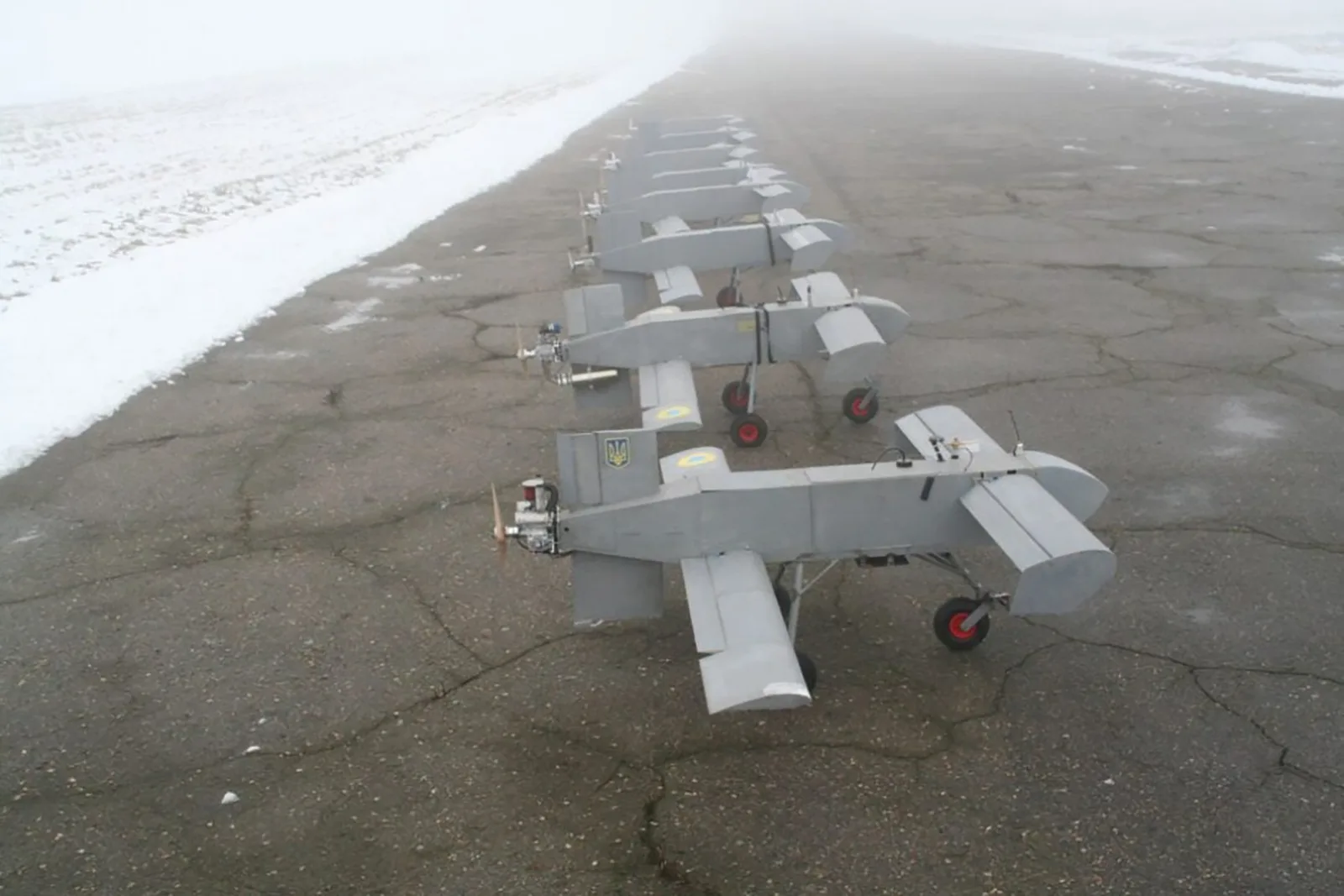 Dronele de atac ale companiei Terminal Autonomy pe o pistă acoperită de zăpadă.
