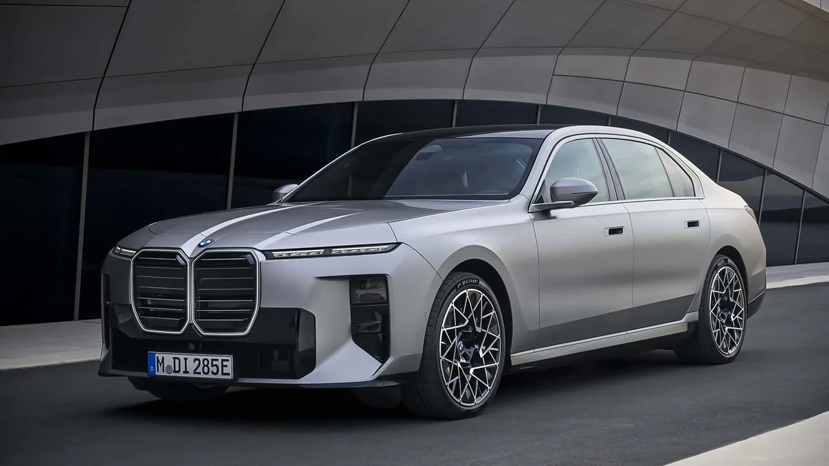 BMW Seria 7 facelift 2026, design modern și elegant.