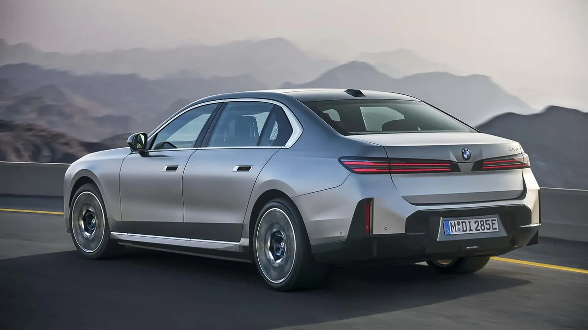 Vedere din spate a noului BMW Seria 7 facelift.