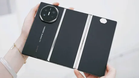 Huawei Mate XT 2, un telefon pliabil cu design inovator și ecran extern.