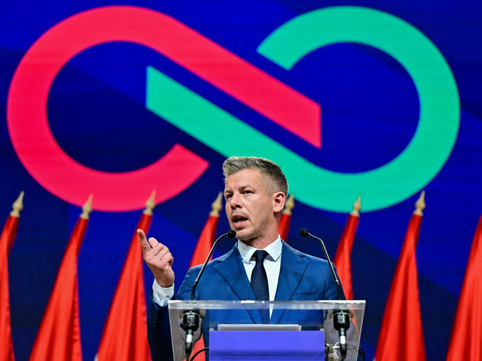 Peter Magyar discută despre viitorul energetic al Ungariei în fața steagurilor.