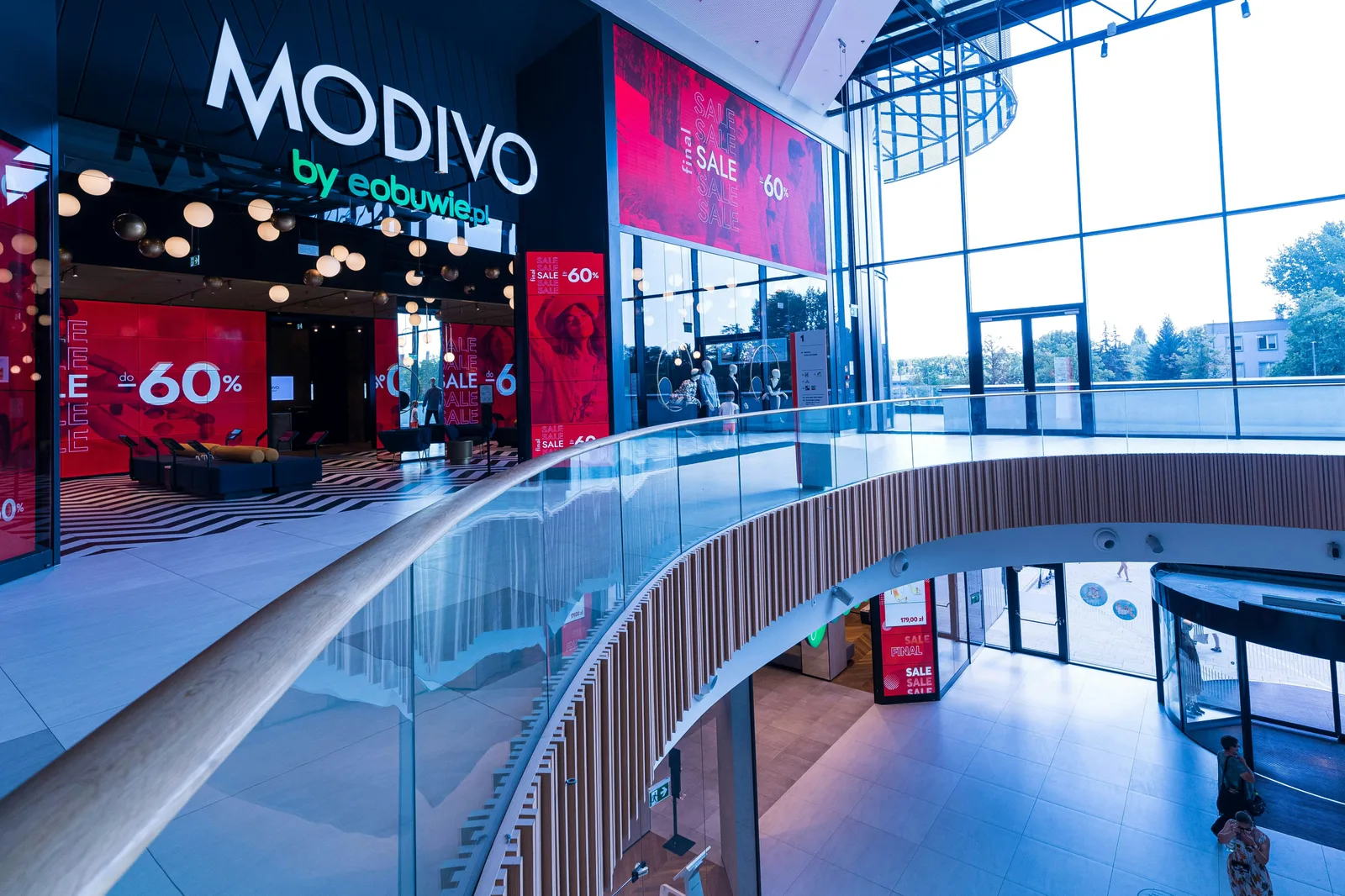 Spațiu comercial MODIVO cu reduceri vizibile și atmosferă modernă