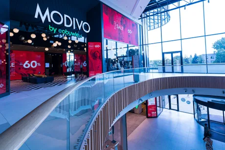Spațiu comercial MODIVO cu reduceri vizibile și atmosferă modernă