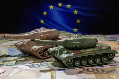 Tancuri de jucărie pe bancnote, simbolizând industria de apărare europeană.