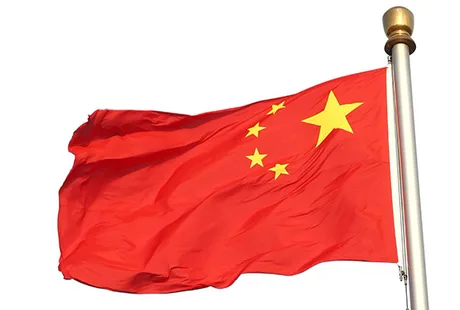 Steagul Chinei fluturând în vânt, simbol al puterii și influenței globale.