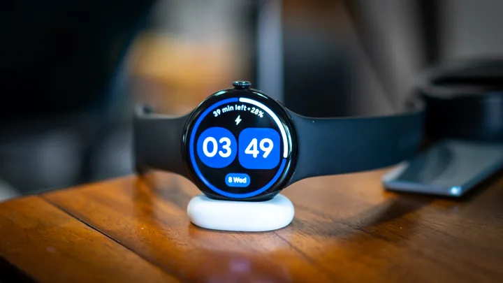 Ceas inteligent Pixel Watch 5 pe suport, cu un design elegant și ecran colorat.