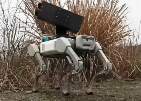 Roboți-câini autonomi testati în coordonare pentru misiuni militare complexe.